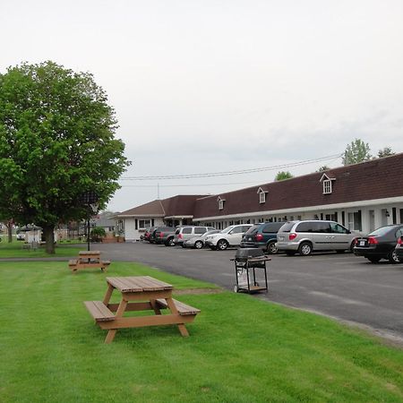 Country Squire Motel Arnprior Bagian luar foto