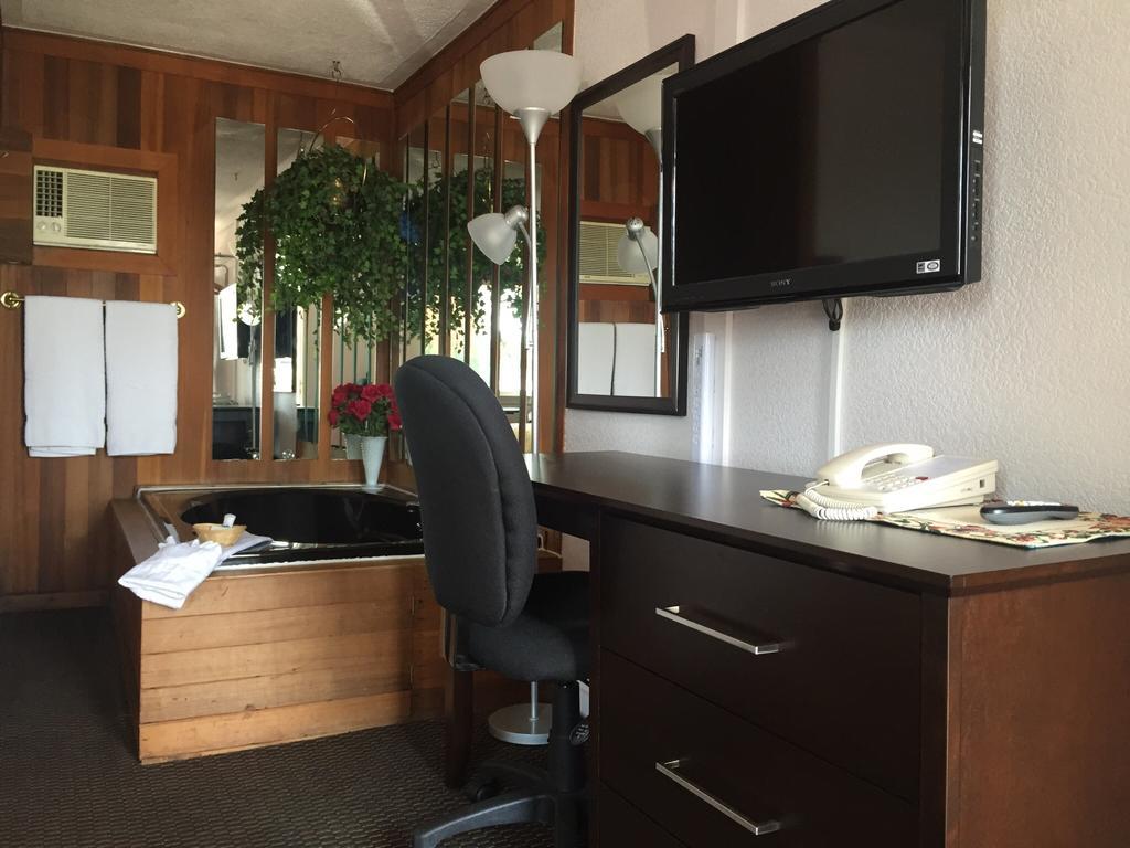 Country Squire Motel Arnprior Bagian luar foto