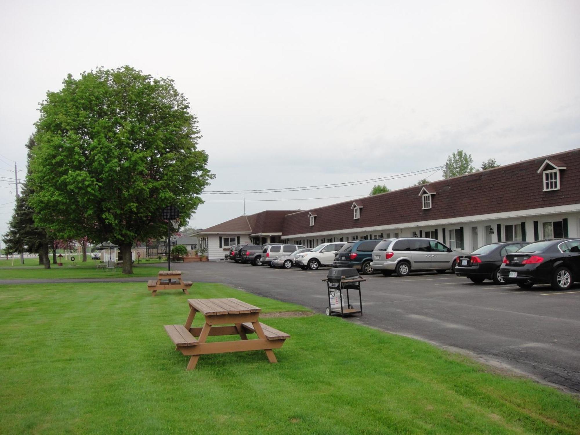Country Squire Motel Arnprior Bagian luar foto