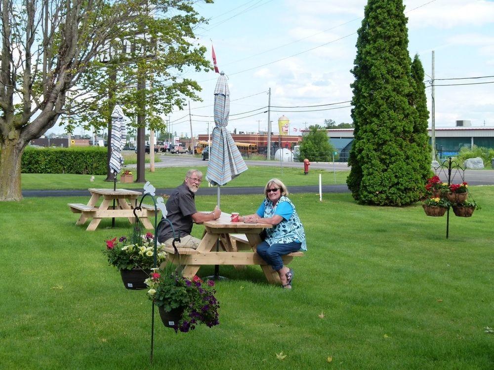 Country Squire Motel Arnprior Bagian luar foto