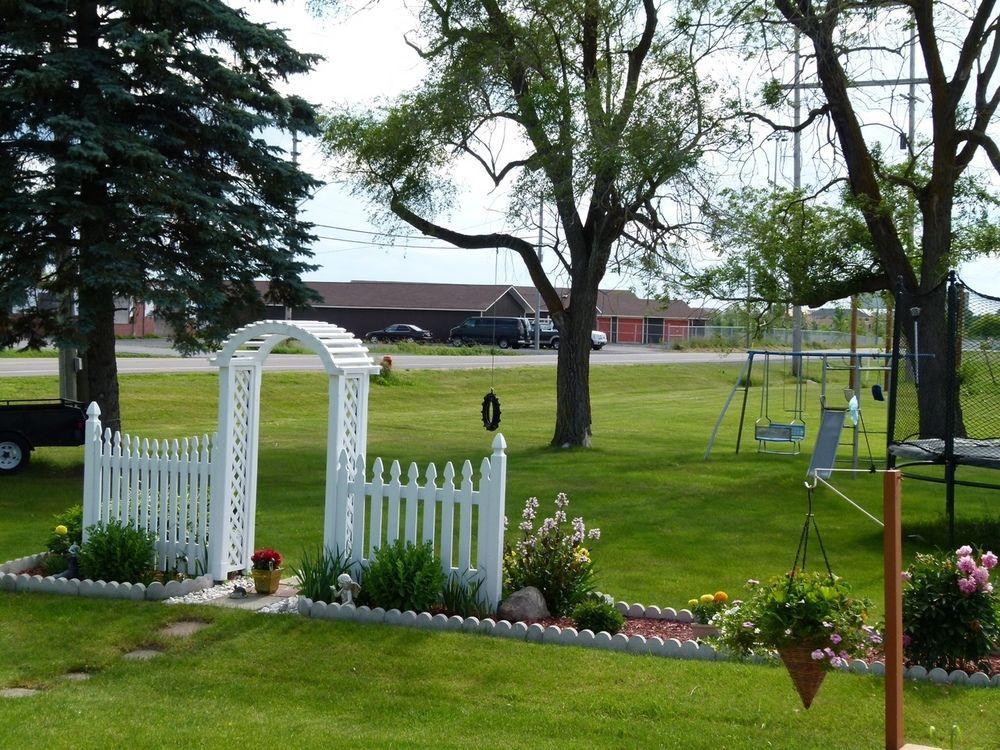 Country Squire Motel Arnprior Bagian luar foto