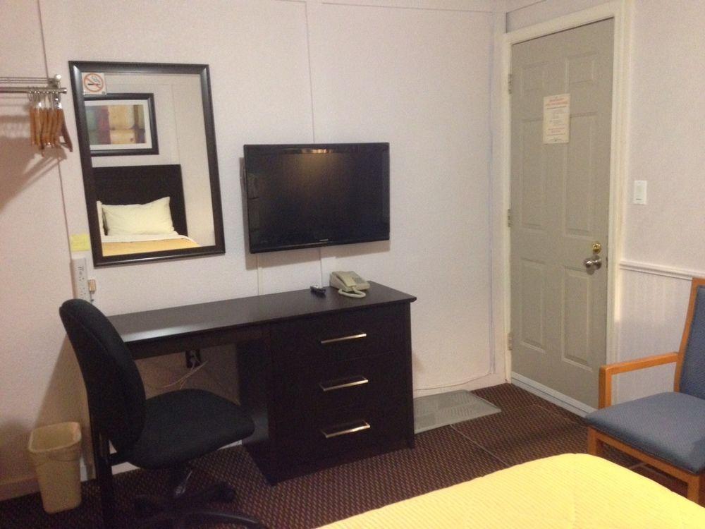 Country Squire Motel Arnprior Bagian luar foto