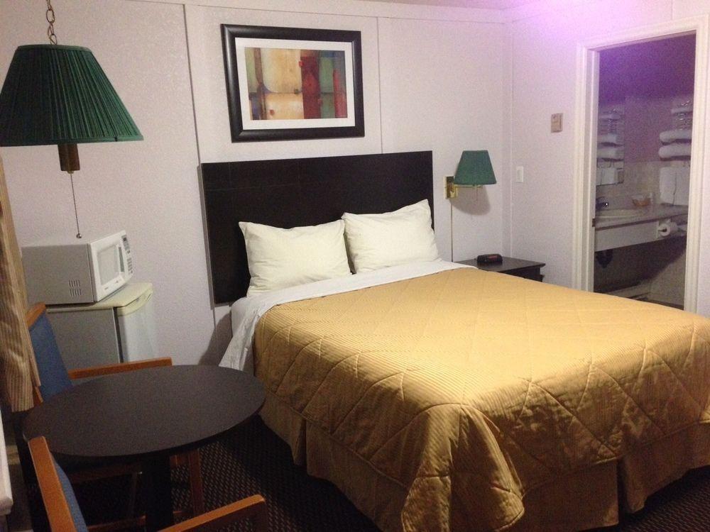 Country Squire Motel Arnprior Bagian luar foto