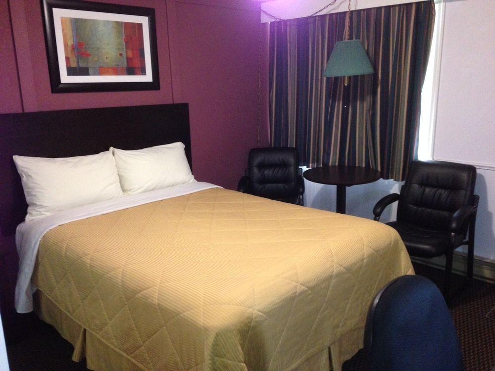 Country Squire Motel Arnprior Bagian luar foto