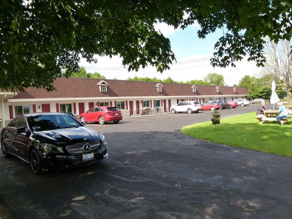 Country Squire Motel Arnprior Bagian luar foto