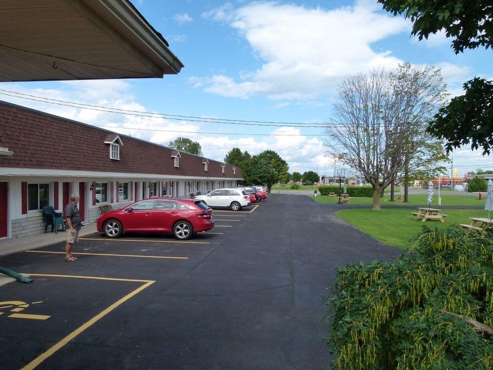 Country Squire Motel Arnprior Bagian luar foto
