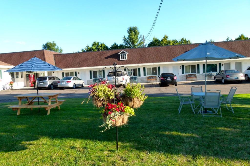 Country Squire Motel Arnprior Bagian luar foto