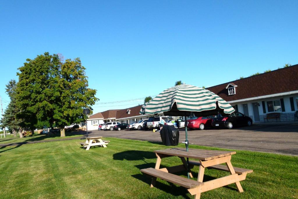 Country Squire Motel Arnprior Bagian luar foto