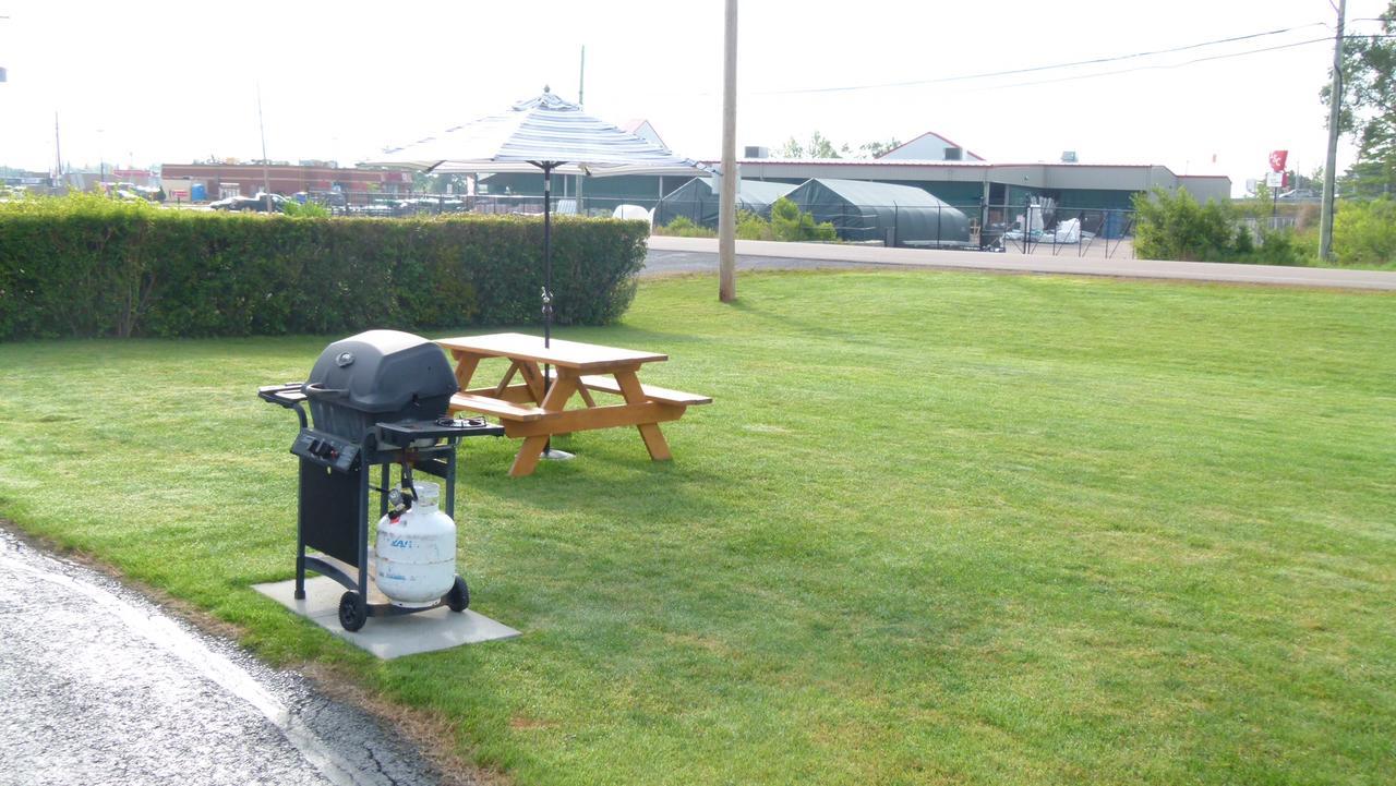 Country Squire Motel Arnprior Bagian luar foto