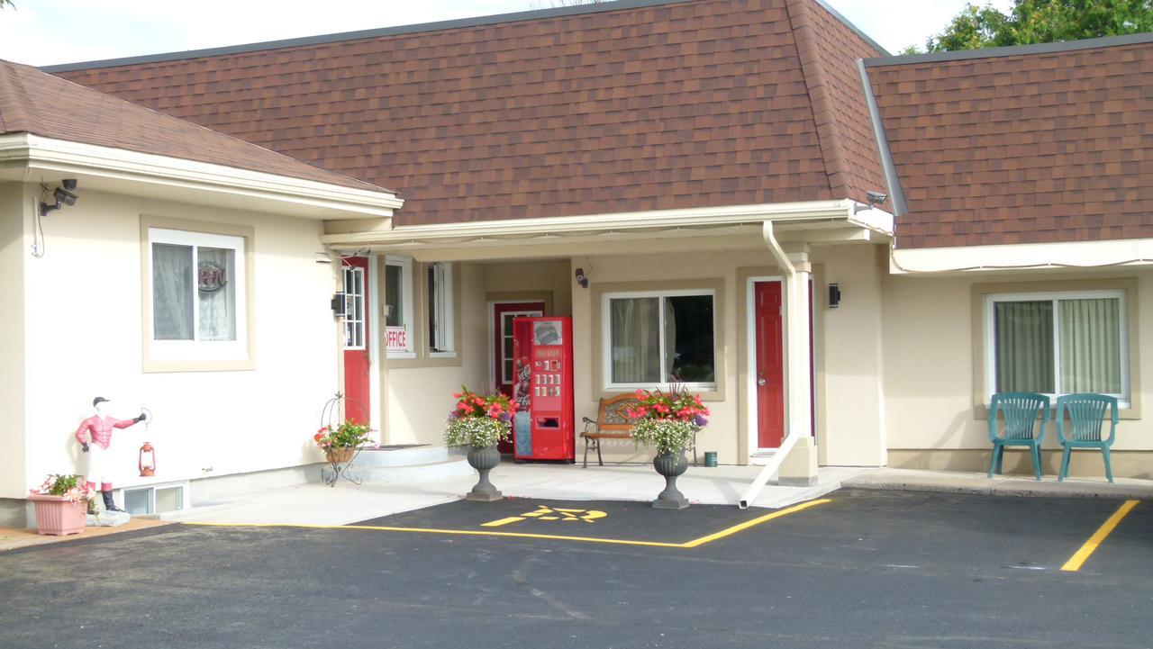 Country Squire Motel Arnprior Bagian luar foto