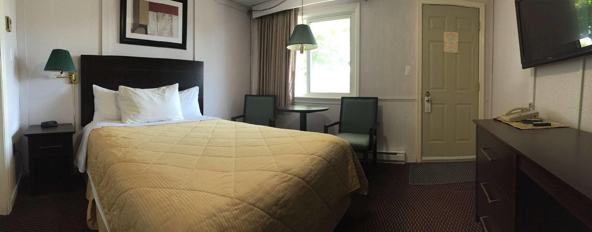 Country Squire Motel Arnprior Bagian luar foto