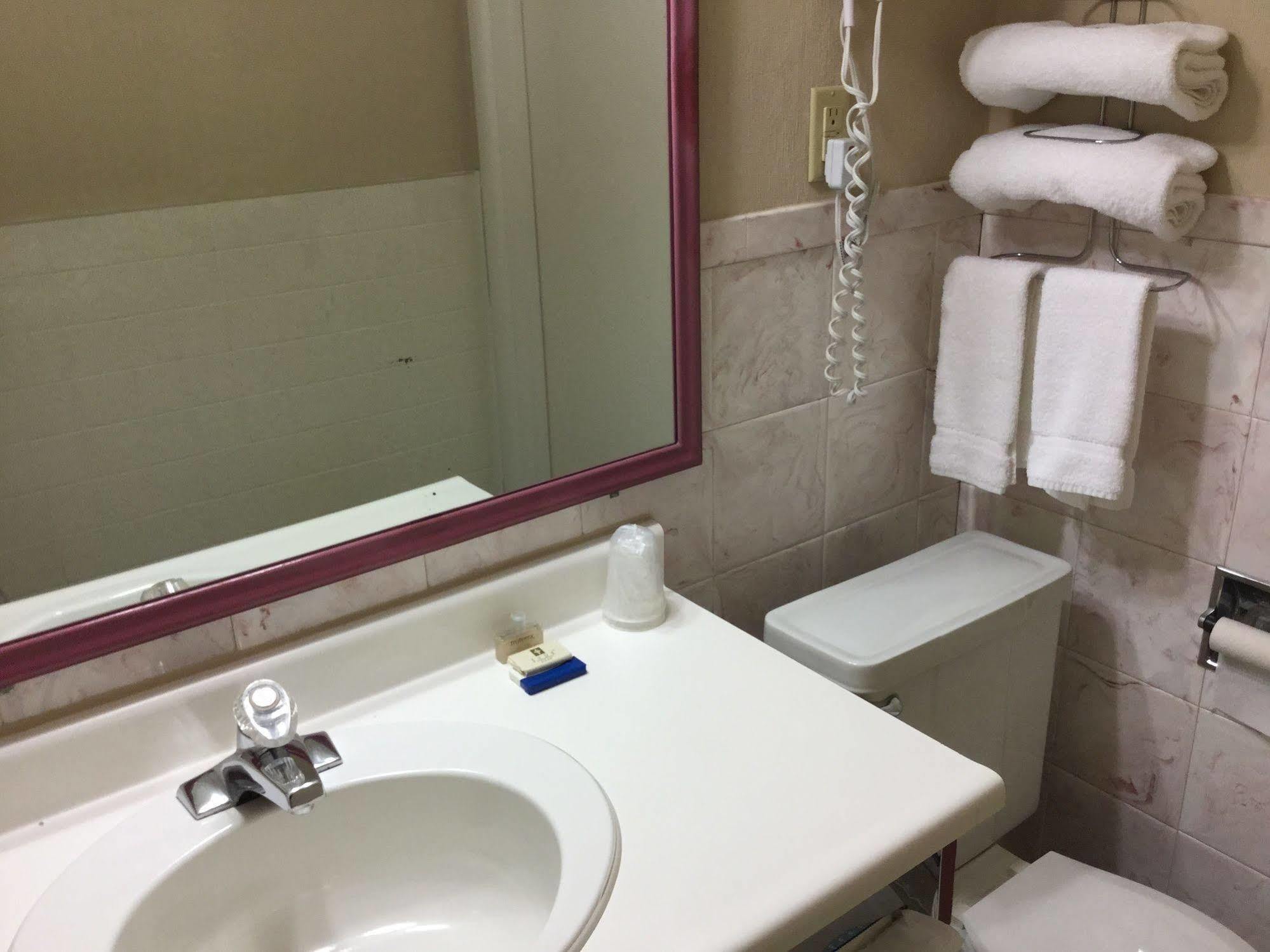 Country Squire Motel Arnprior Bagian luar foto