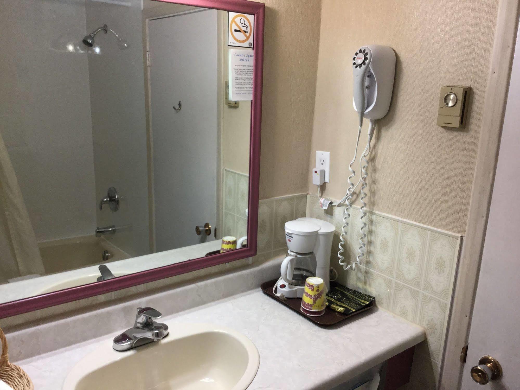 Country Squire Motel Arnprior Bagian luar foto