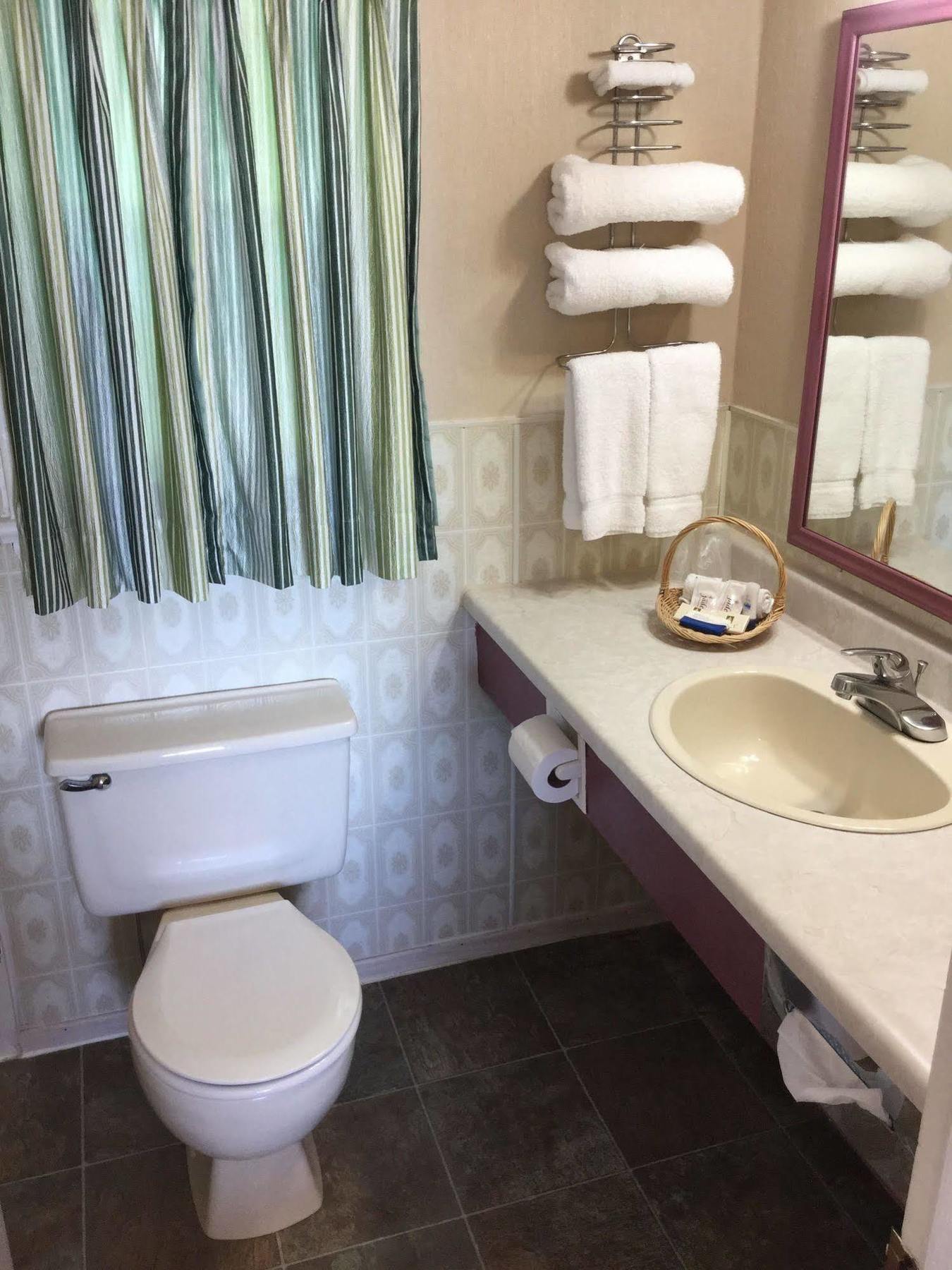 Country Squire Motel Arnprior Bagian luar foto