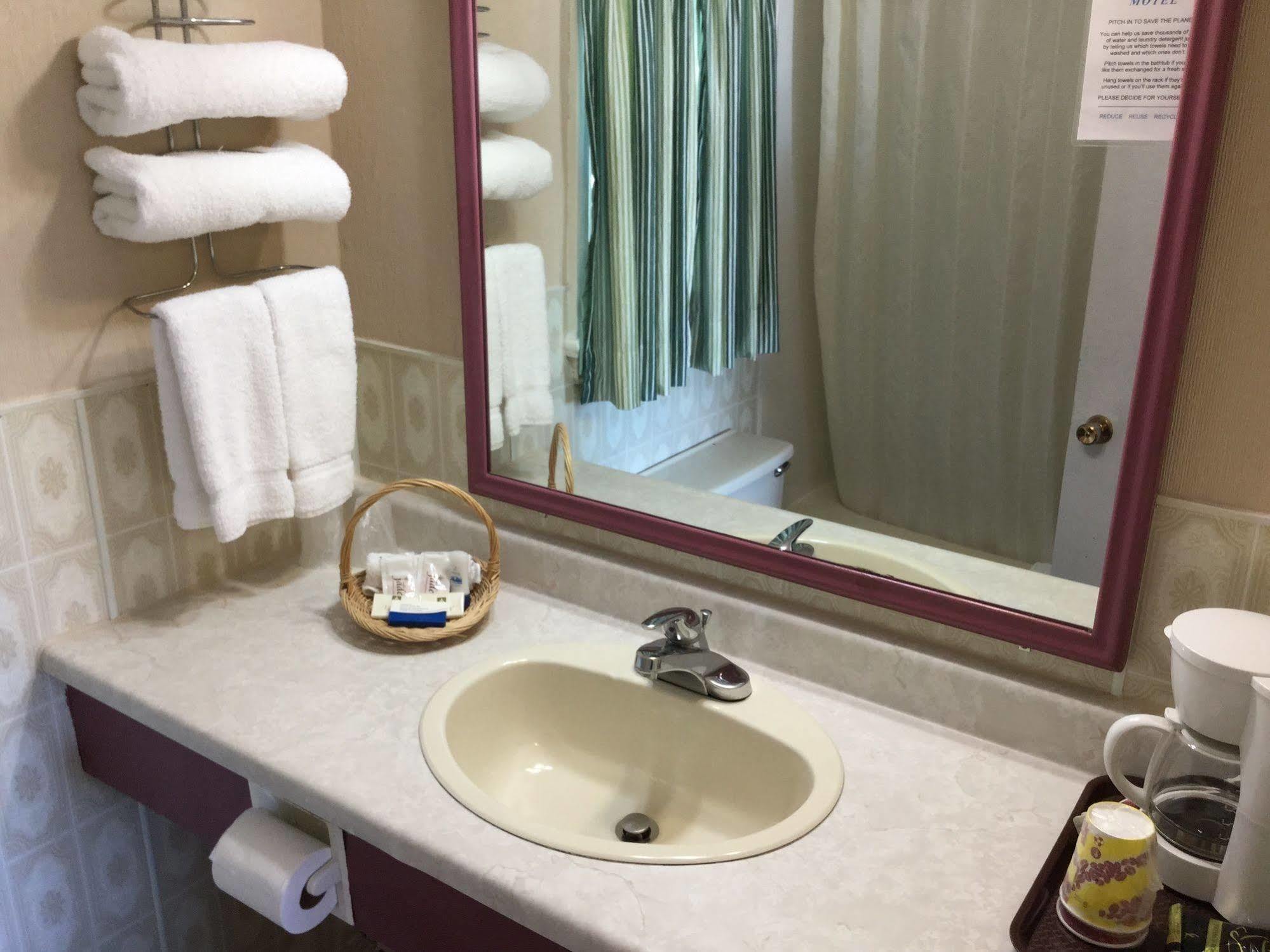 Country Squire Motel Arnprior Bagian luar foto