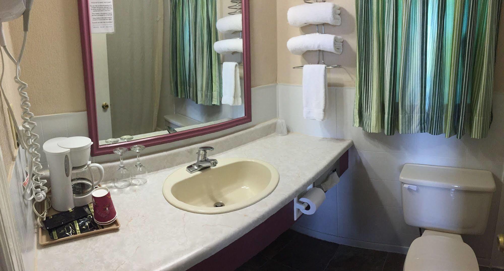 Country Squire Motel Arnprior Bagian luar foto