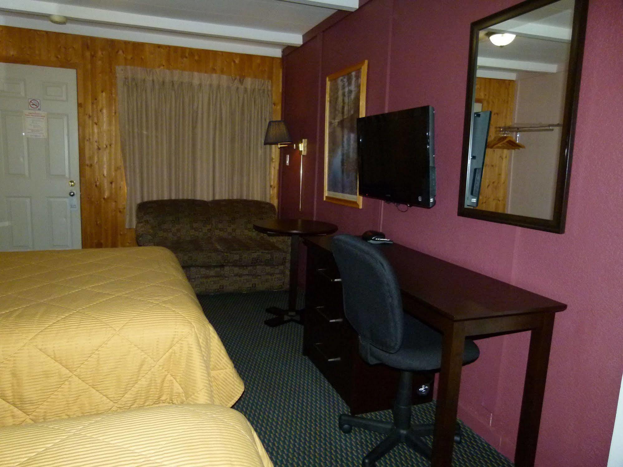 Country Squire Motel Arnprior Bagian luar foto