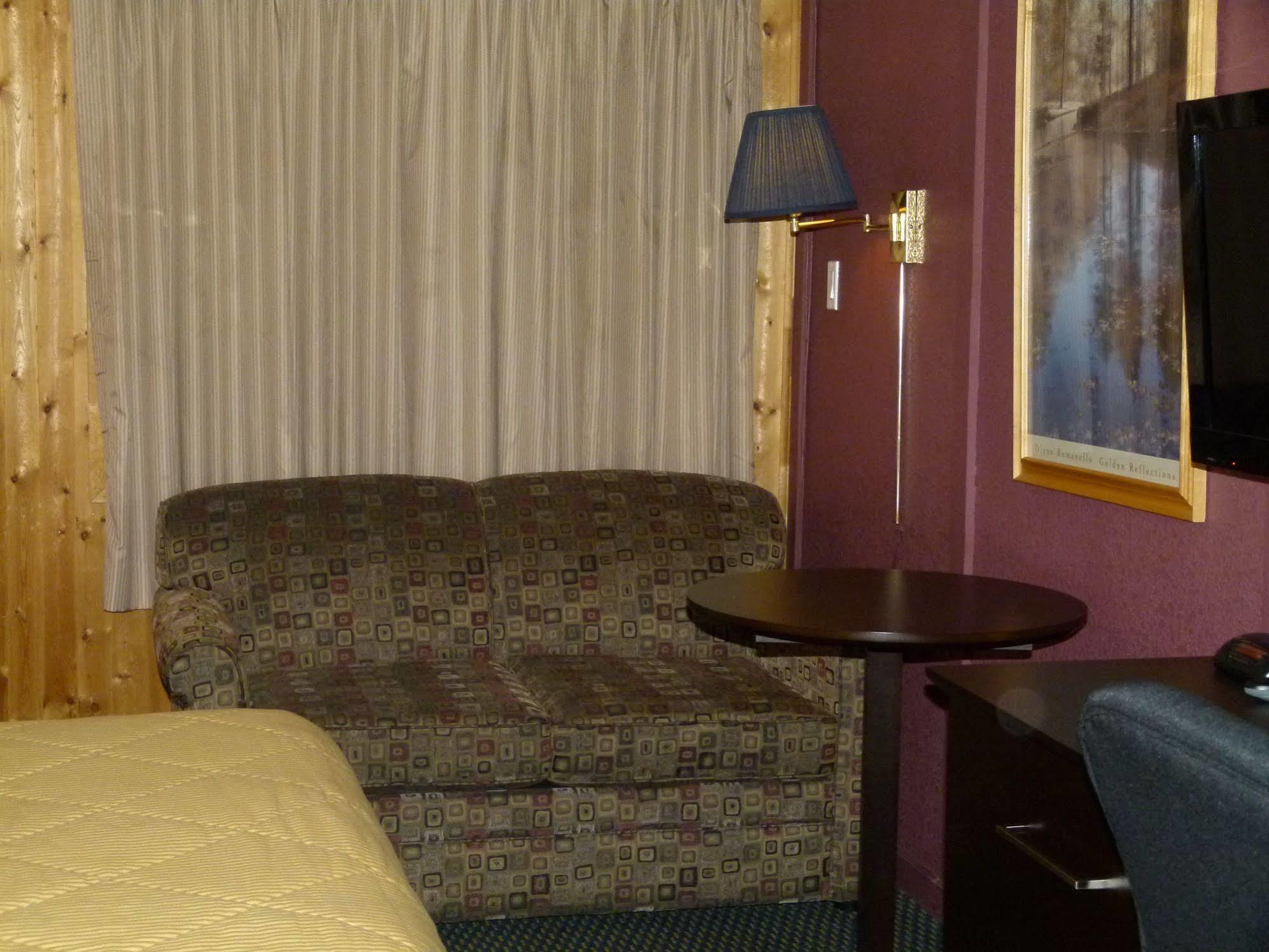 Country Squire Motel Arnprior Bagian luar foto