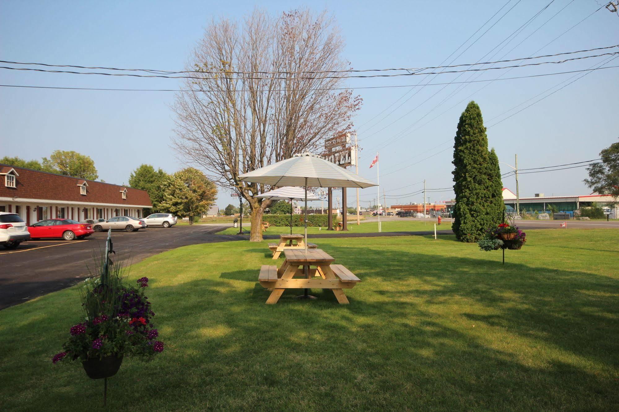 Country Squire Motel Arnprior Bagian luar foto
