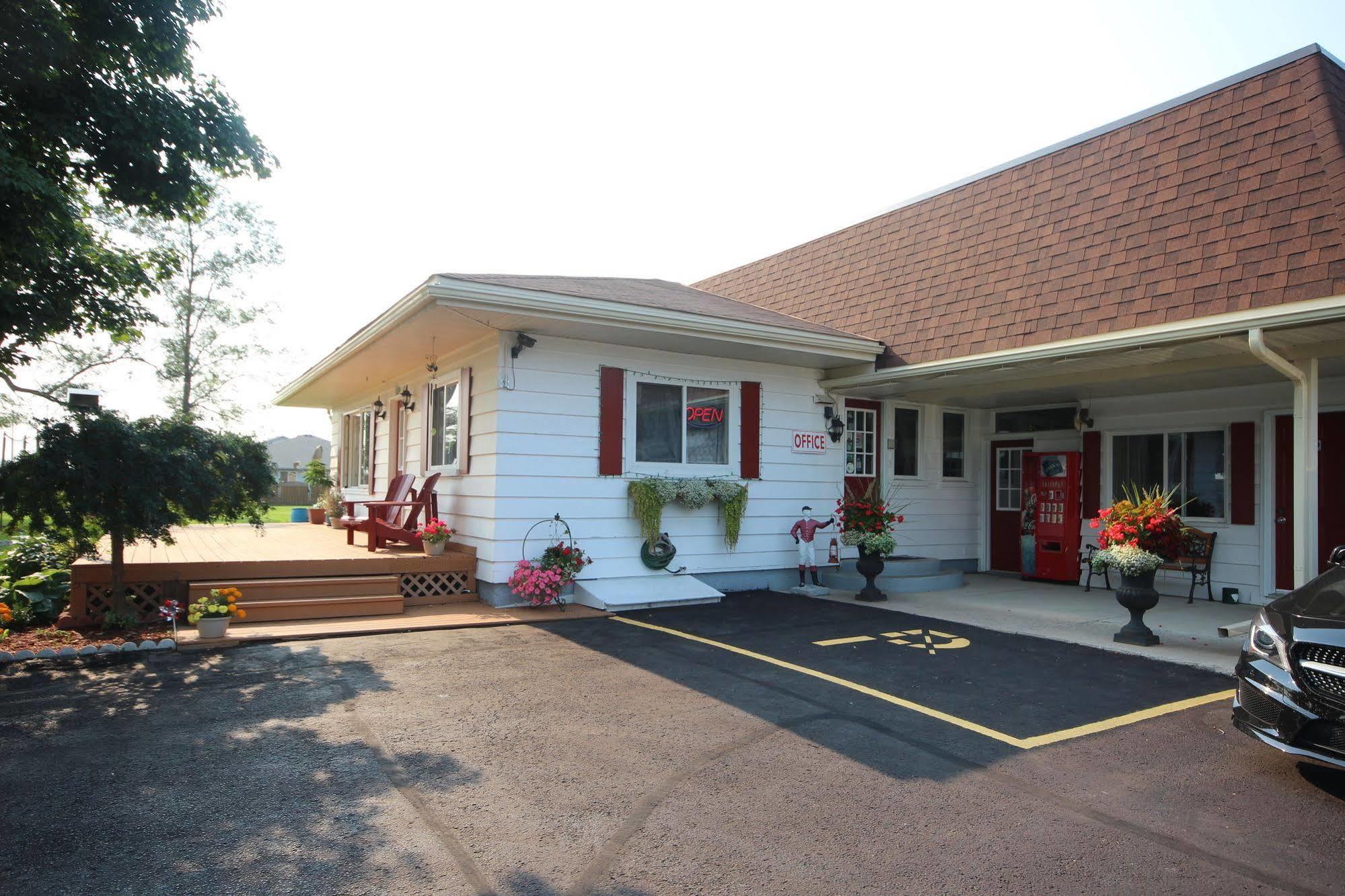 Country Squire Motel Arnprior Bagian luar foto