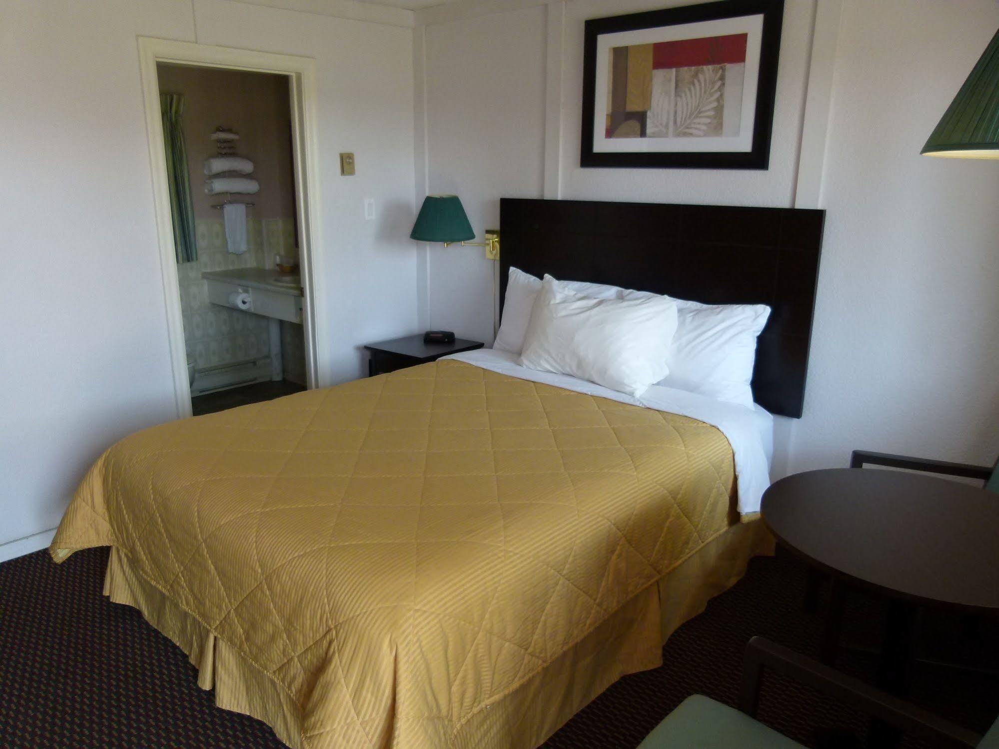 Country Squire Motel Arnprior Bagian luar foto