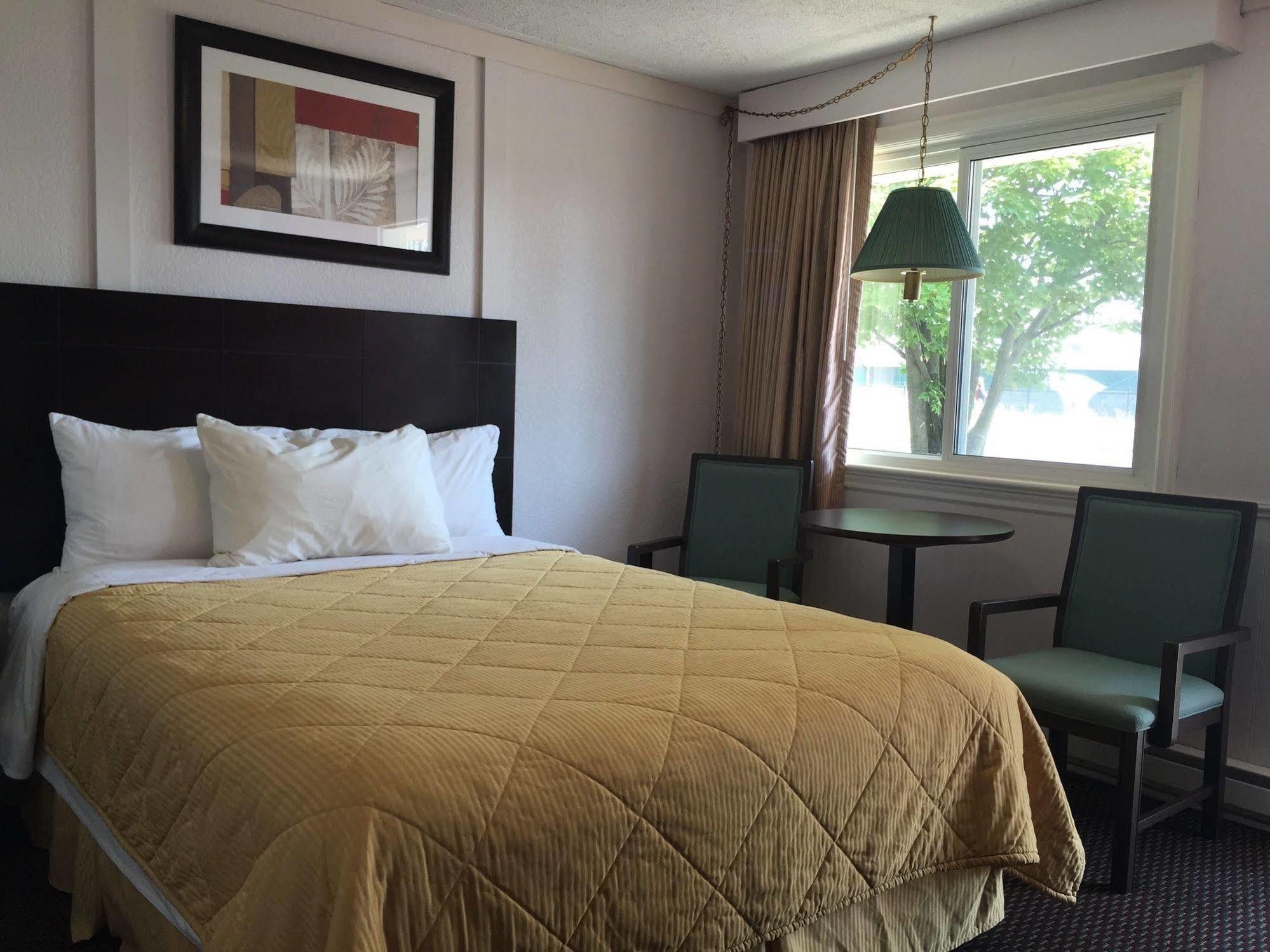 Country Squire Motel Arnprior Bagian luar foto