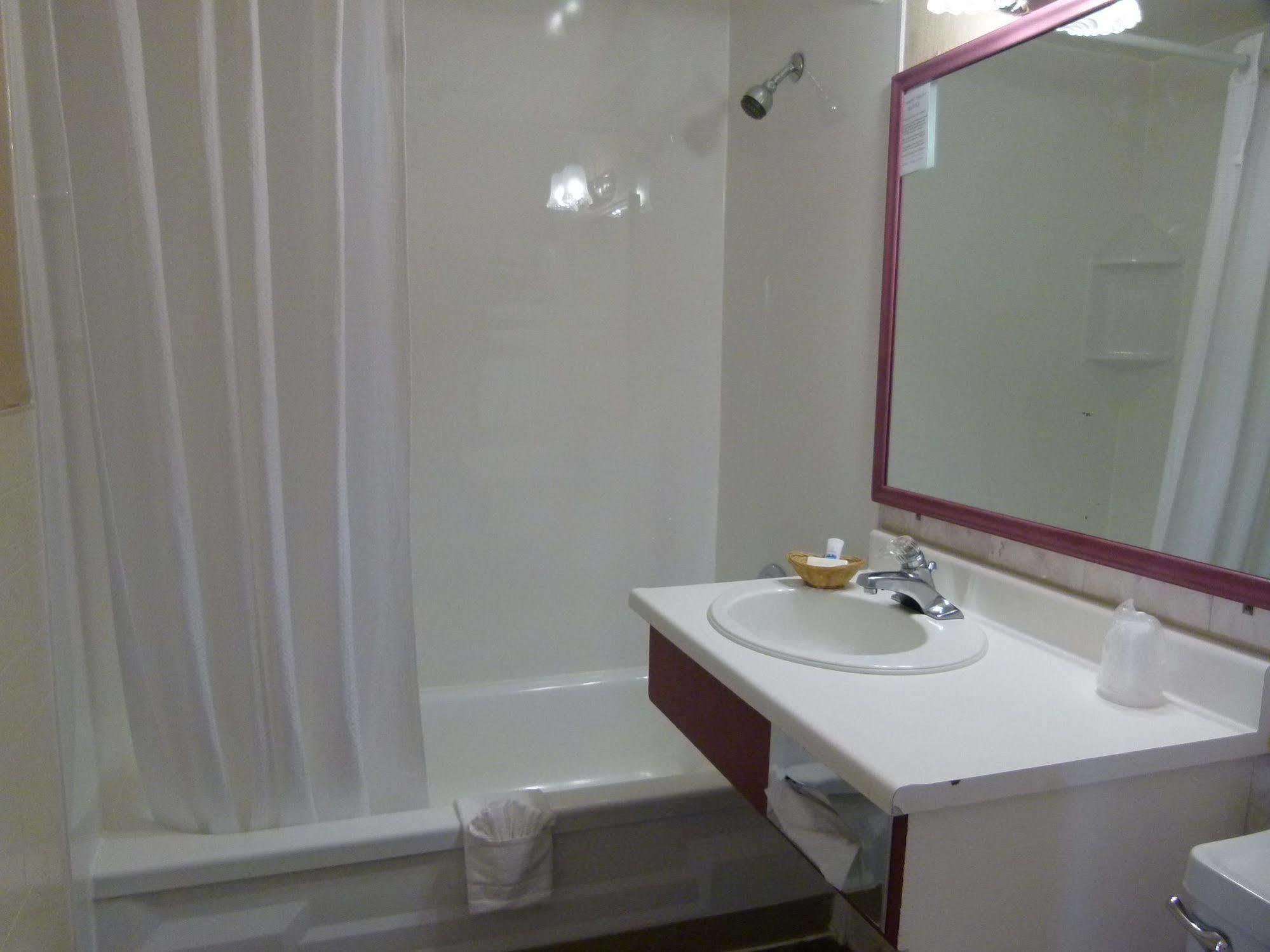 Country Squire Motel Arnprior Bagian luar foto