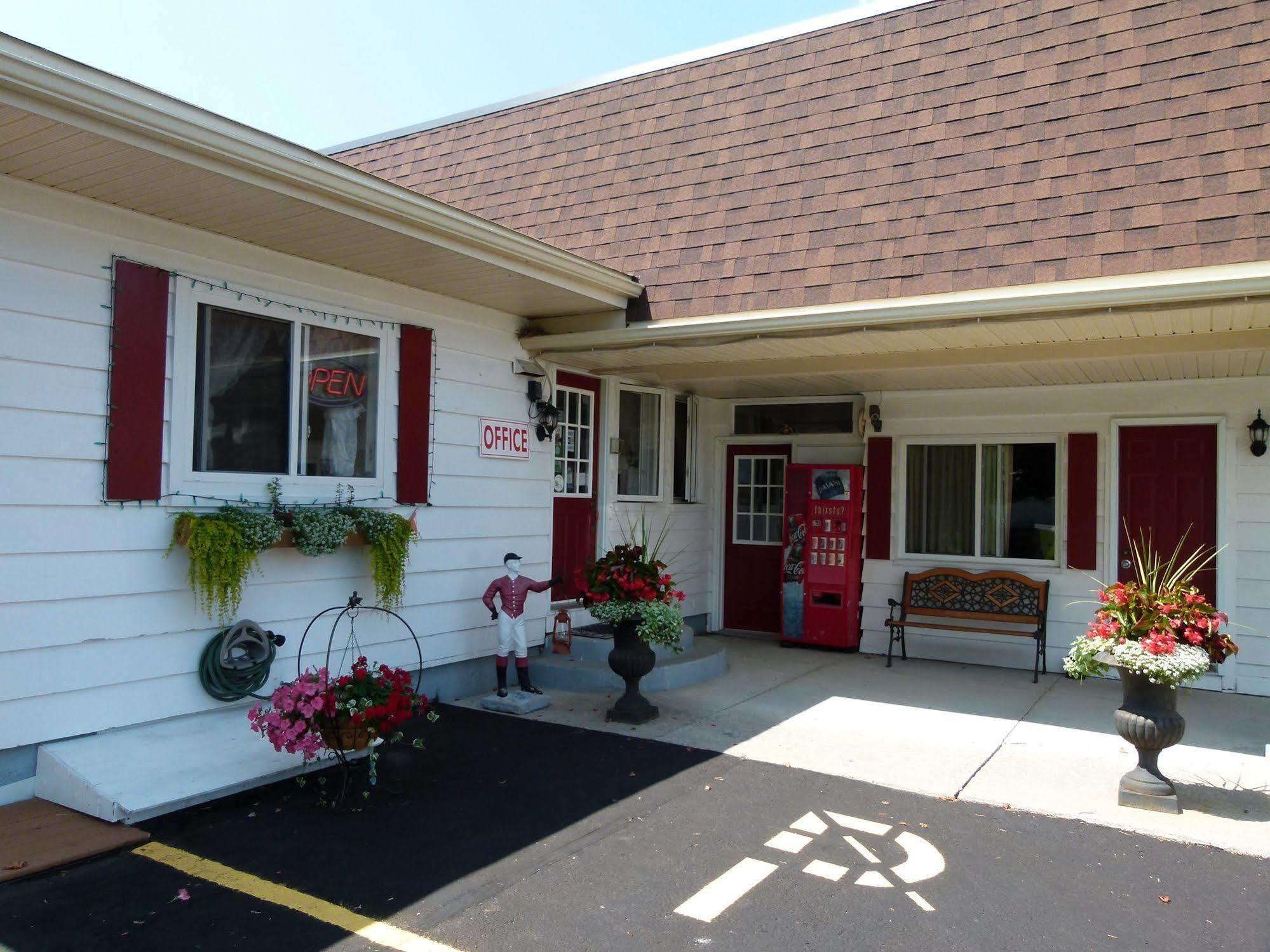 Country Squire Motel Arnprior Bagian luar foto